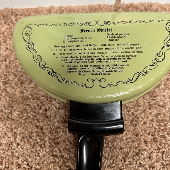 Vintage MCM Mirro Folding Puffy & French Omelet Pan Yellow Pre Owned Cottagecore - Picture 3 of 9